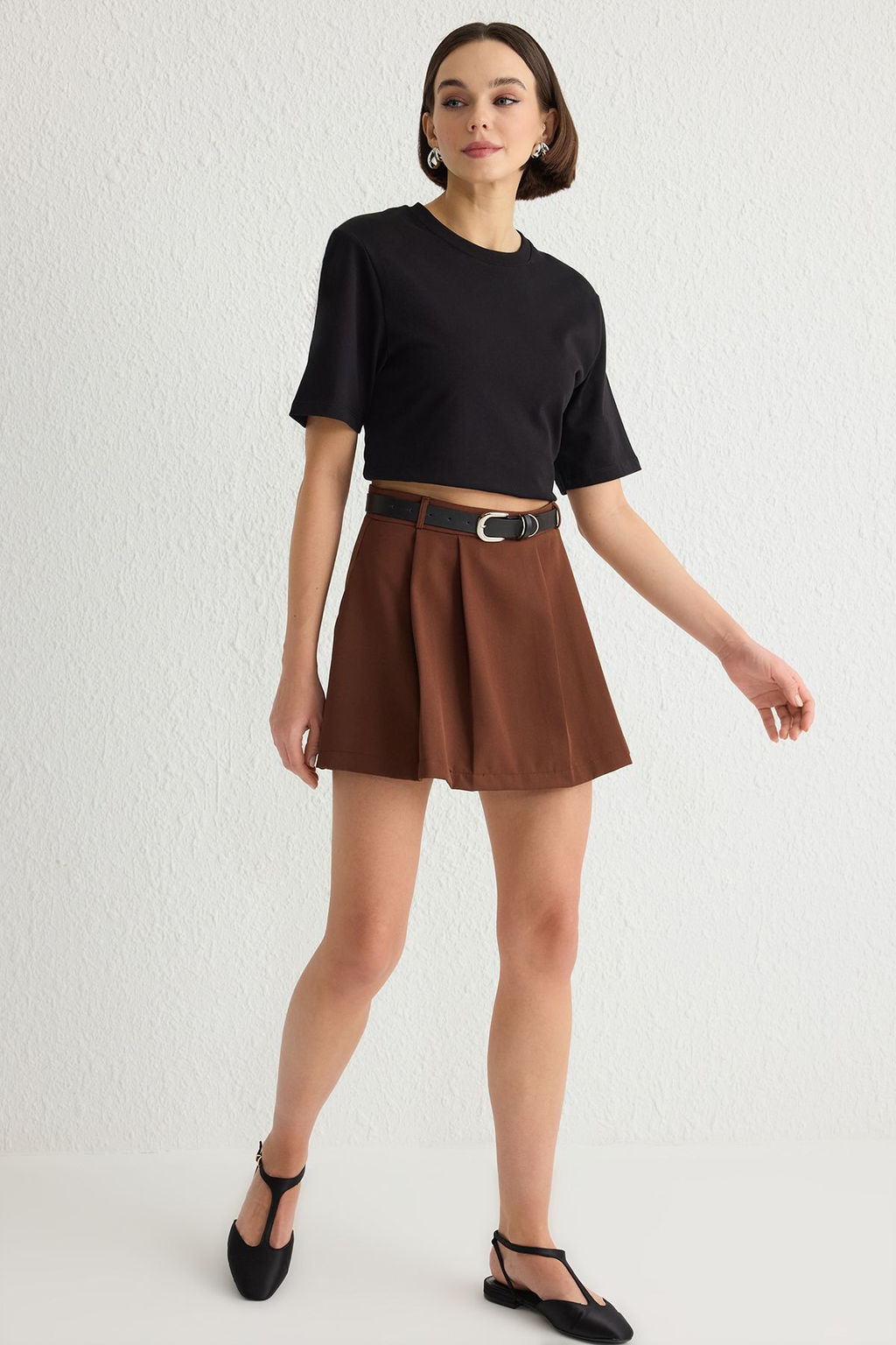 TRENDYOLMILLA Siyah Kemerli Mini Dokuma Sort TWOSS24SR00050