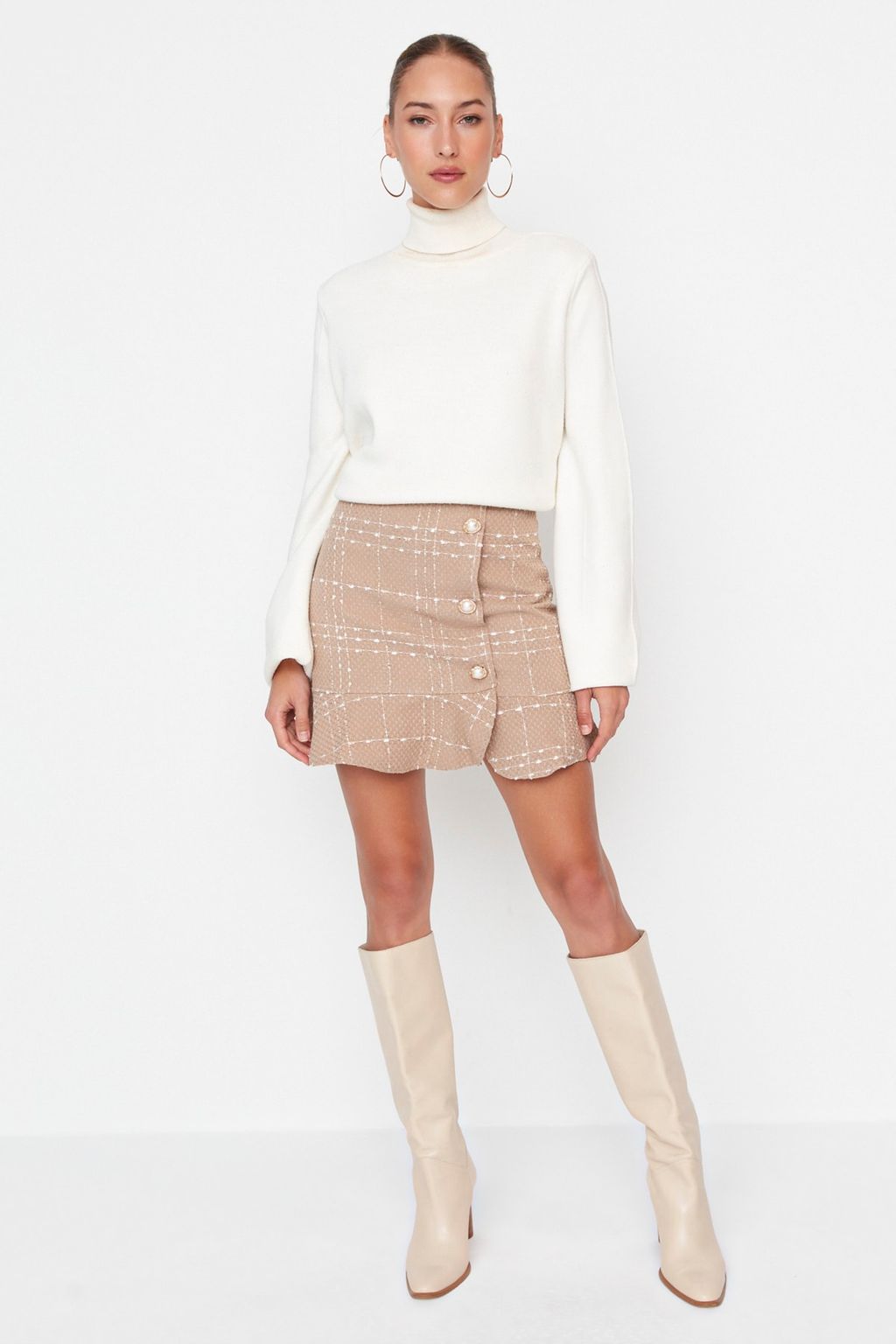 TRENDYOLMILLA Siyah Dugmeli Tuvit Kumas Etek Ucu Volanl? Mini Dokuma Etek TWOAW22ET0155 фото 2