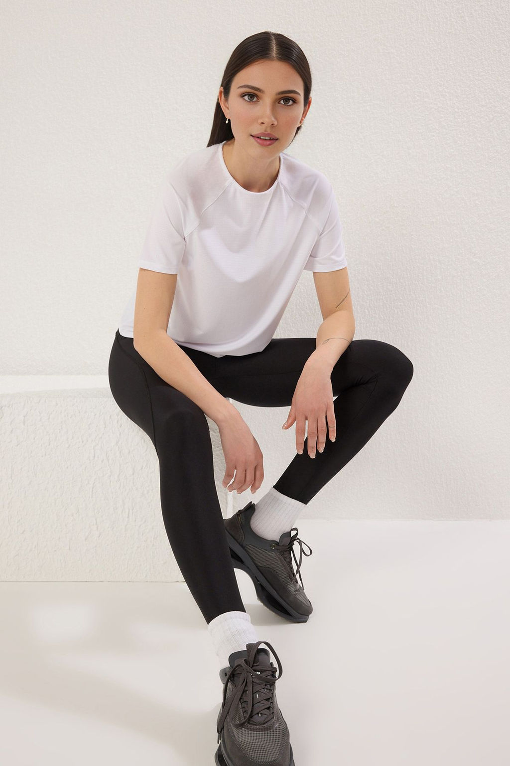 Beyaz Dalg?c/Scuba Kumas Reflektor Bask?l? Spor Orme T-Shirt THMSS25TS00007