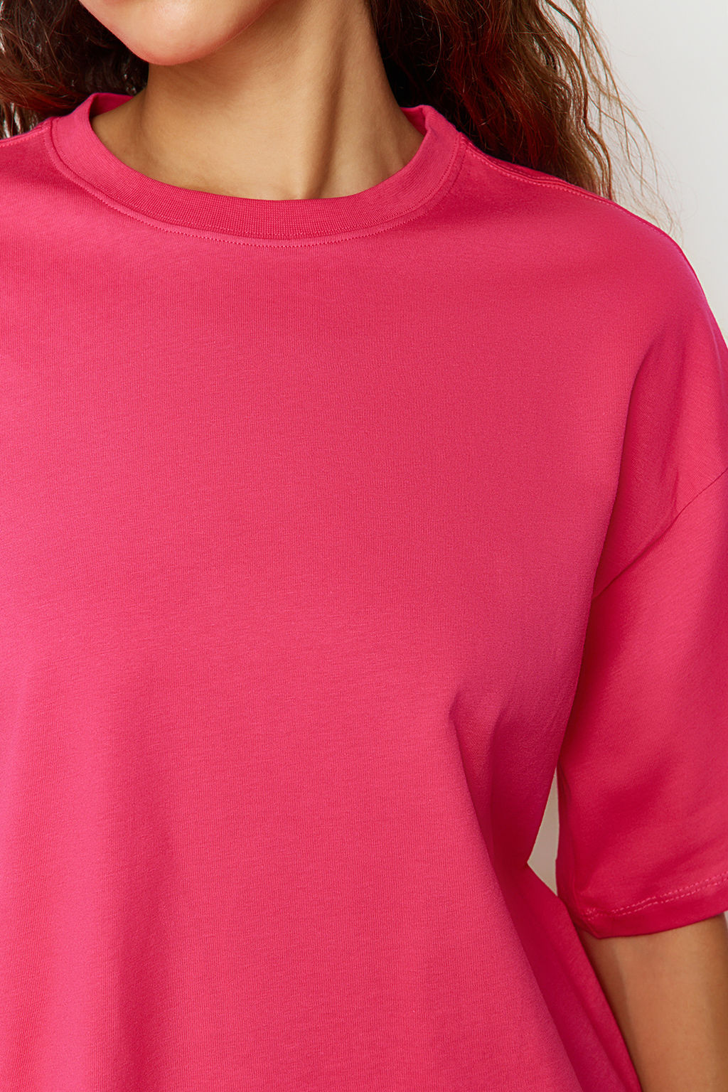 Fusya%100 Kal?n Pamuklu Premium Oversize/Genis Kal?p Bisiklet Yaka Orme T-Shirt TWOSS23TS00040