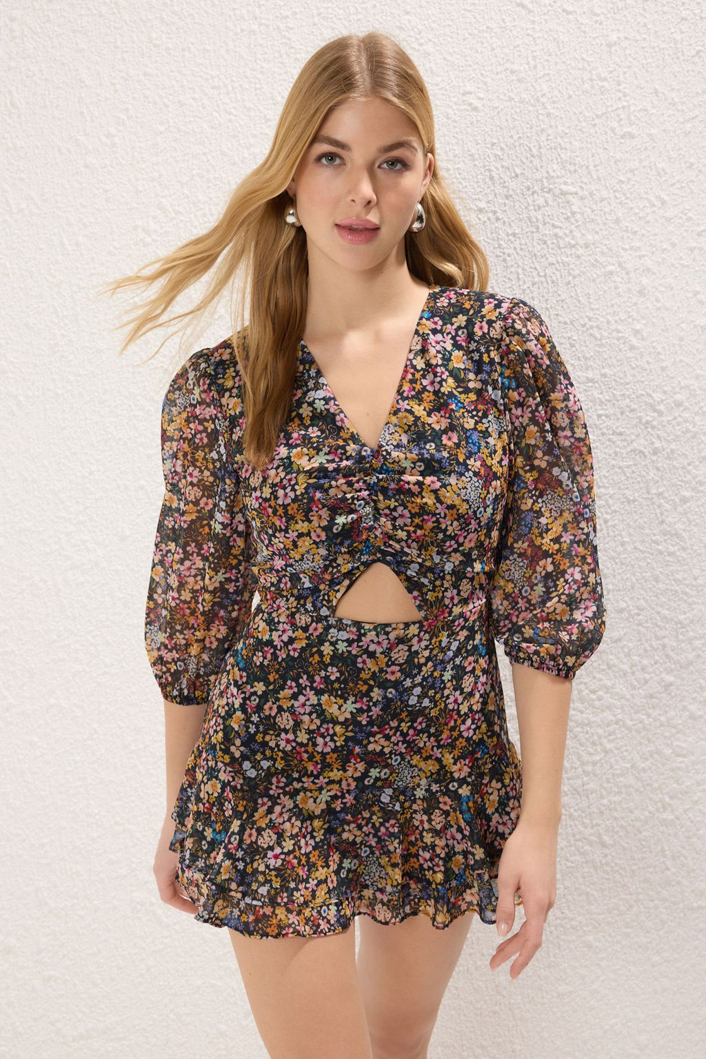 TRENDYOLMILLA Cok Renkli Cicek Desenli Cut Out Detayl? Mini Astarl? Sifon Dokuma Tulum TWOSS23TU00113  фото 2