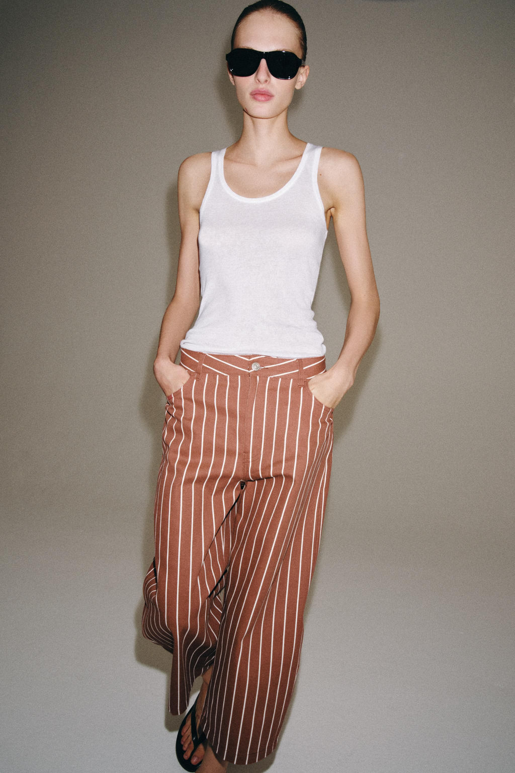 PANTAL?N CROPPED RAYAS ZW COLLECTION / Granate - Zara фото 6