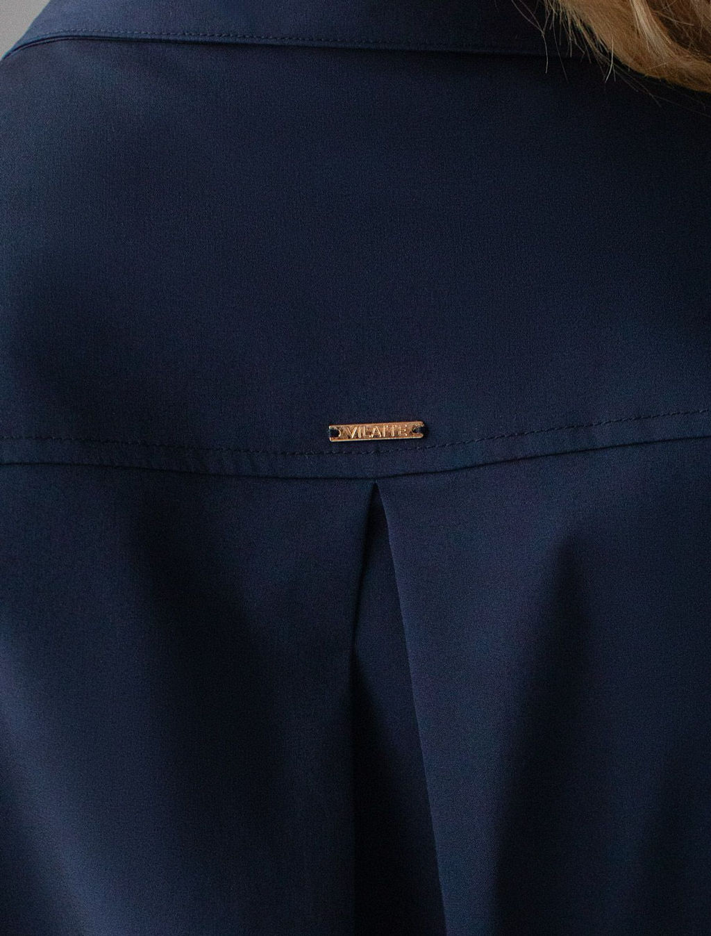 Блузка Vilatte укороченная с рукавами буфами из эластичного хлопка темно-синяя  фото 4