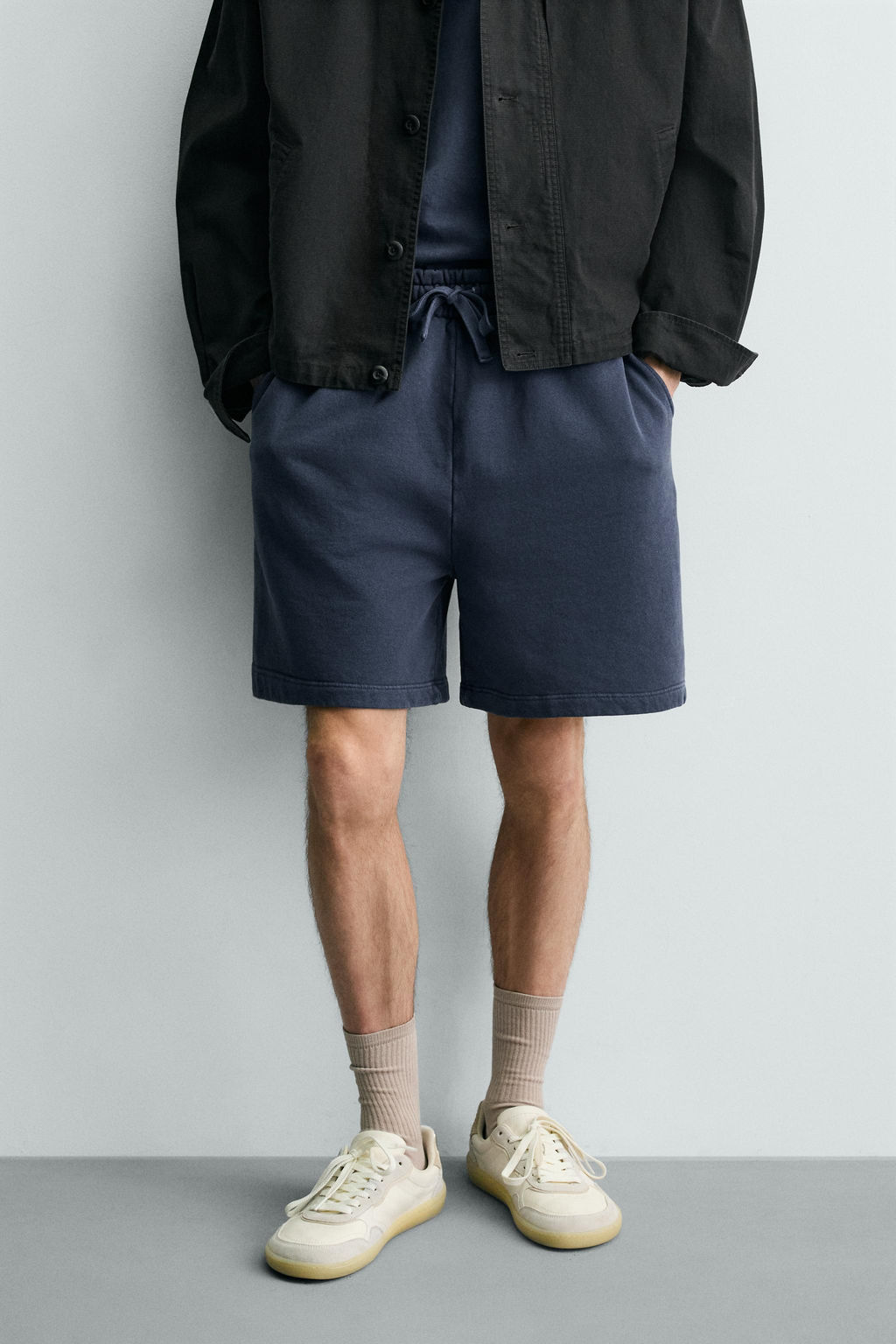 BERMUDA JOGGER B?SICA LAVADA / Azul?n