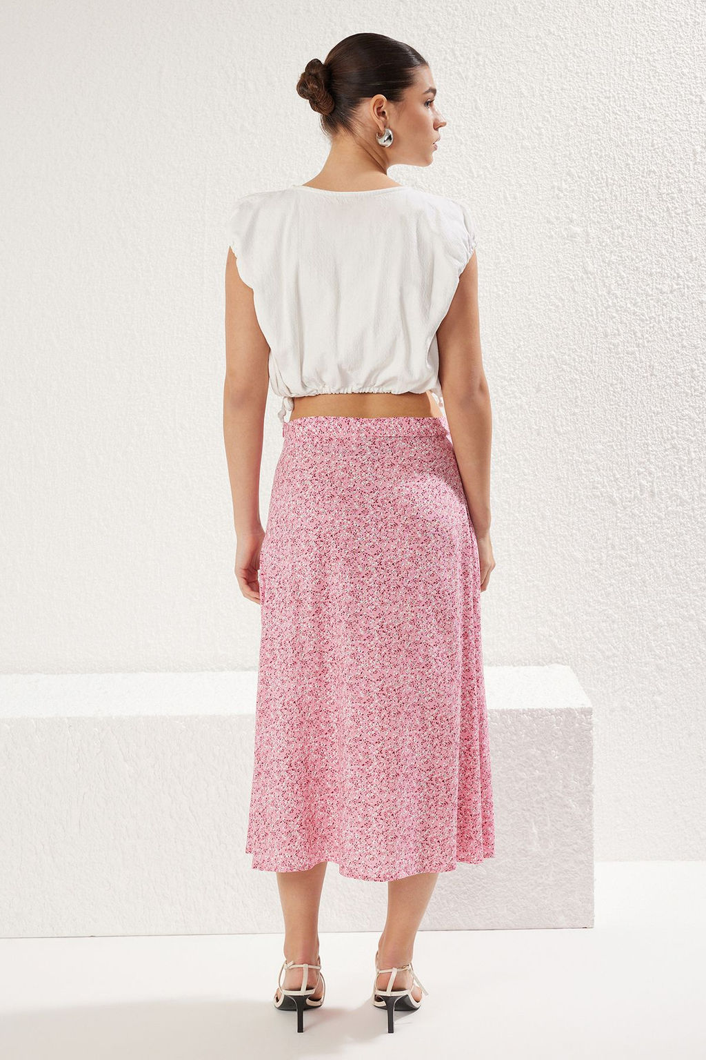 Ac?k Pembe Y?rtmac Detayl? Cicek Desenli Viskon Kumasl? Midi Dokuma Etek TWOSS20ET0230