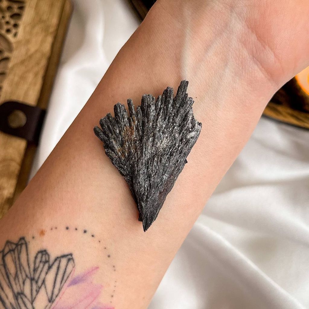 Образец Чёрный Кианит