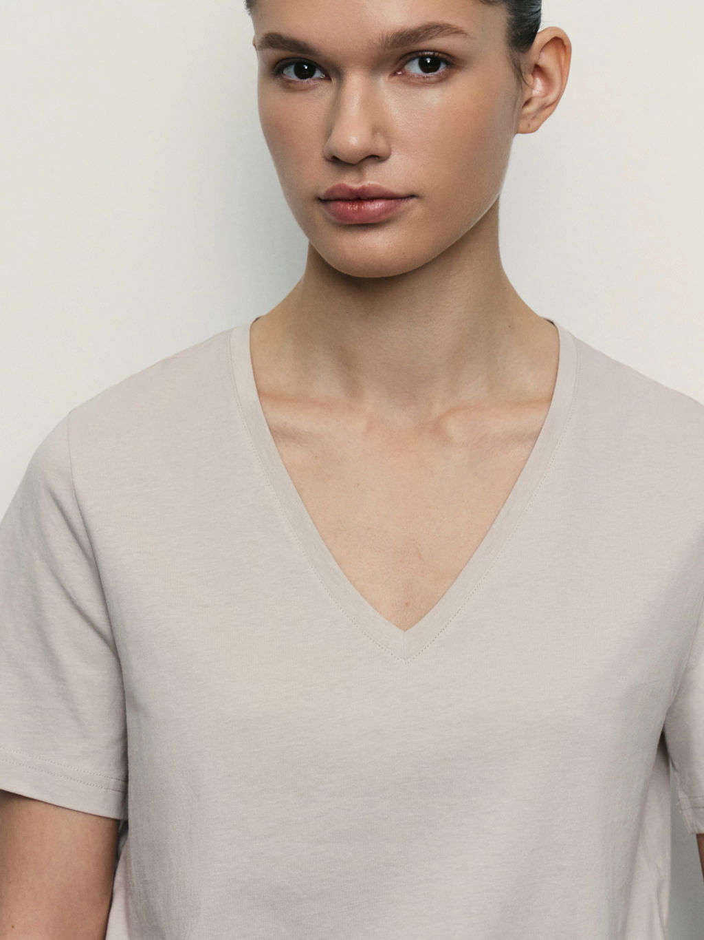 Базовая футболка c V-образным вырезом / Zarina  фото 6