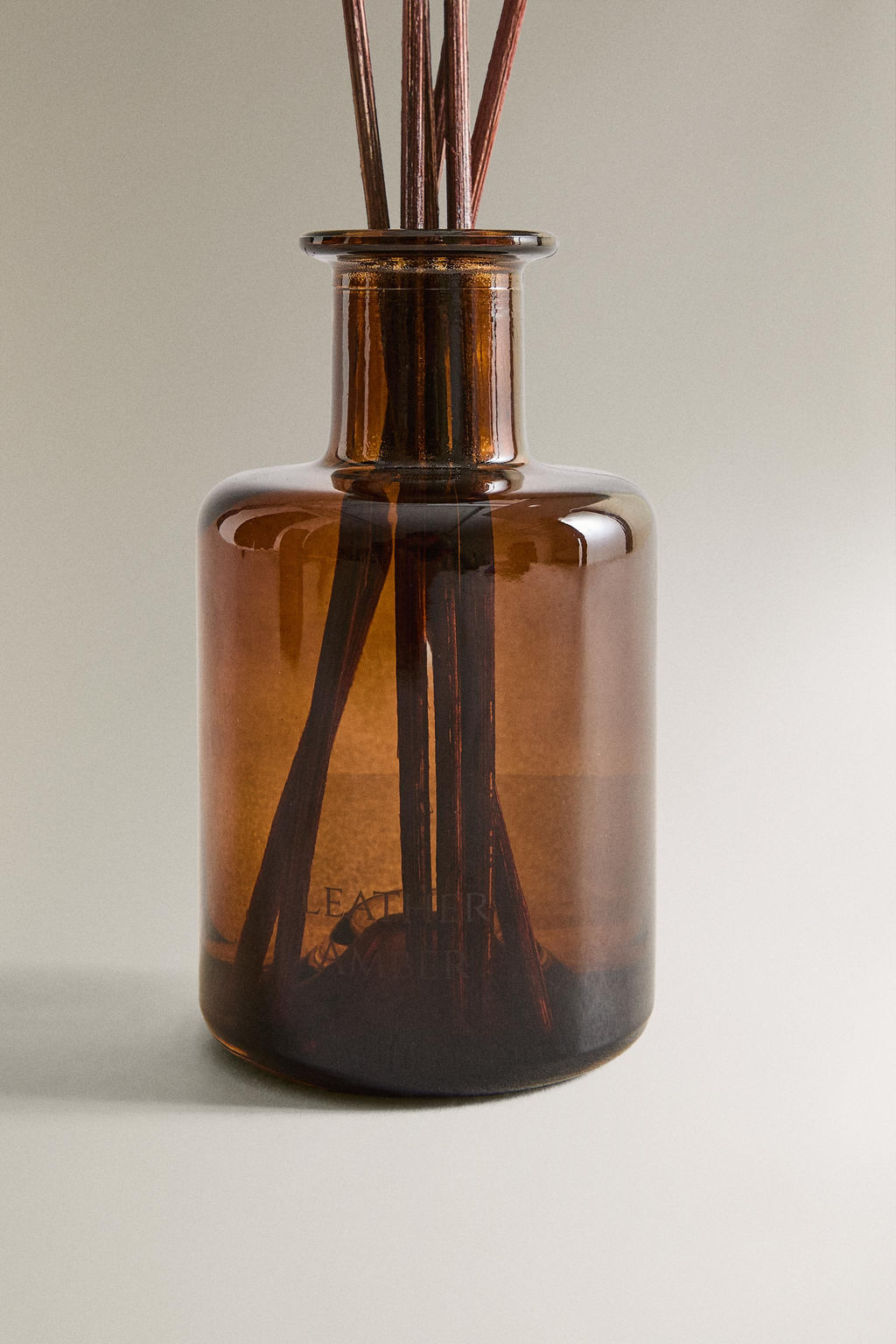 (95 ML) LEATHER AMBER REED DIFFUSERS - Zara фото 4