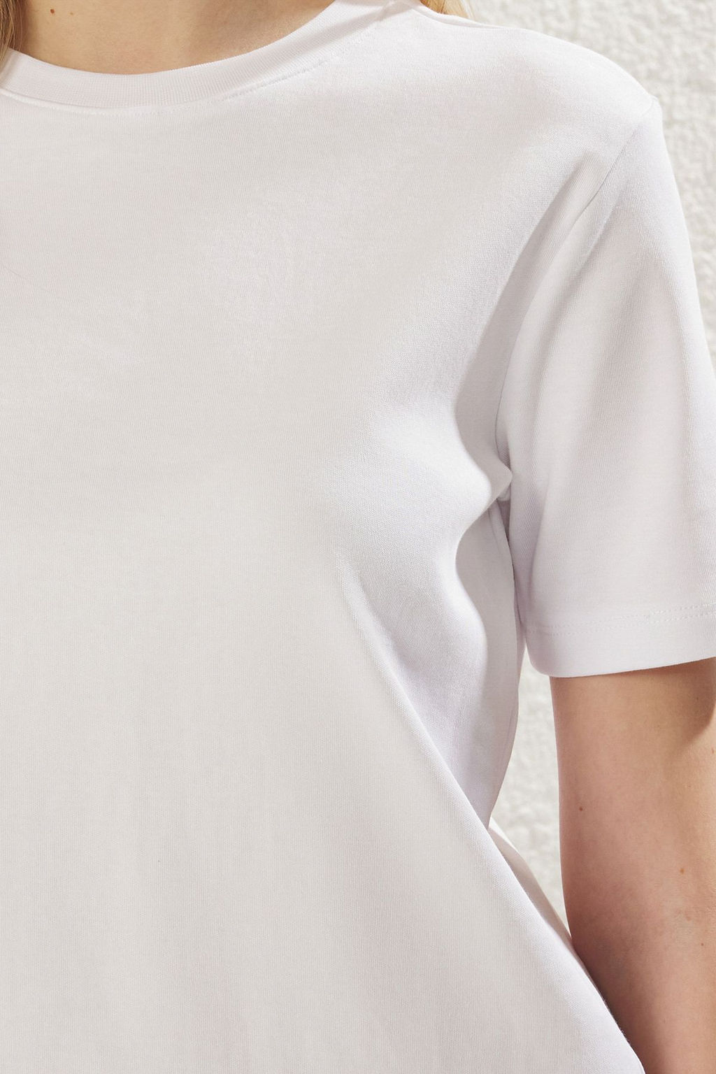 TRENDYOLMILLA Ekru Tok Kumasl? Bisiklet Yaka K?sa Kol Regular/Normal Kesim Orme T-Shirt TWOSS25TS00002  фото 7