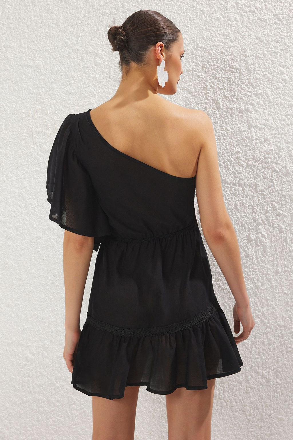Siyah Dokuma Volanl? %100 Pamuk Tek Omuz Plaj Mini Elbise TBESS25EL00073
