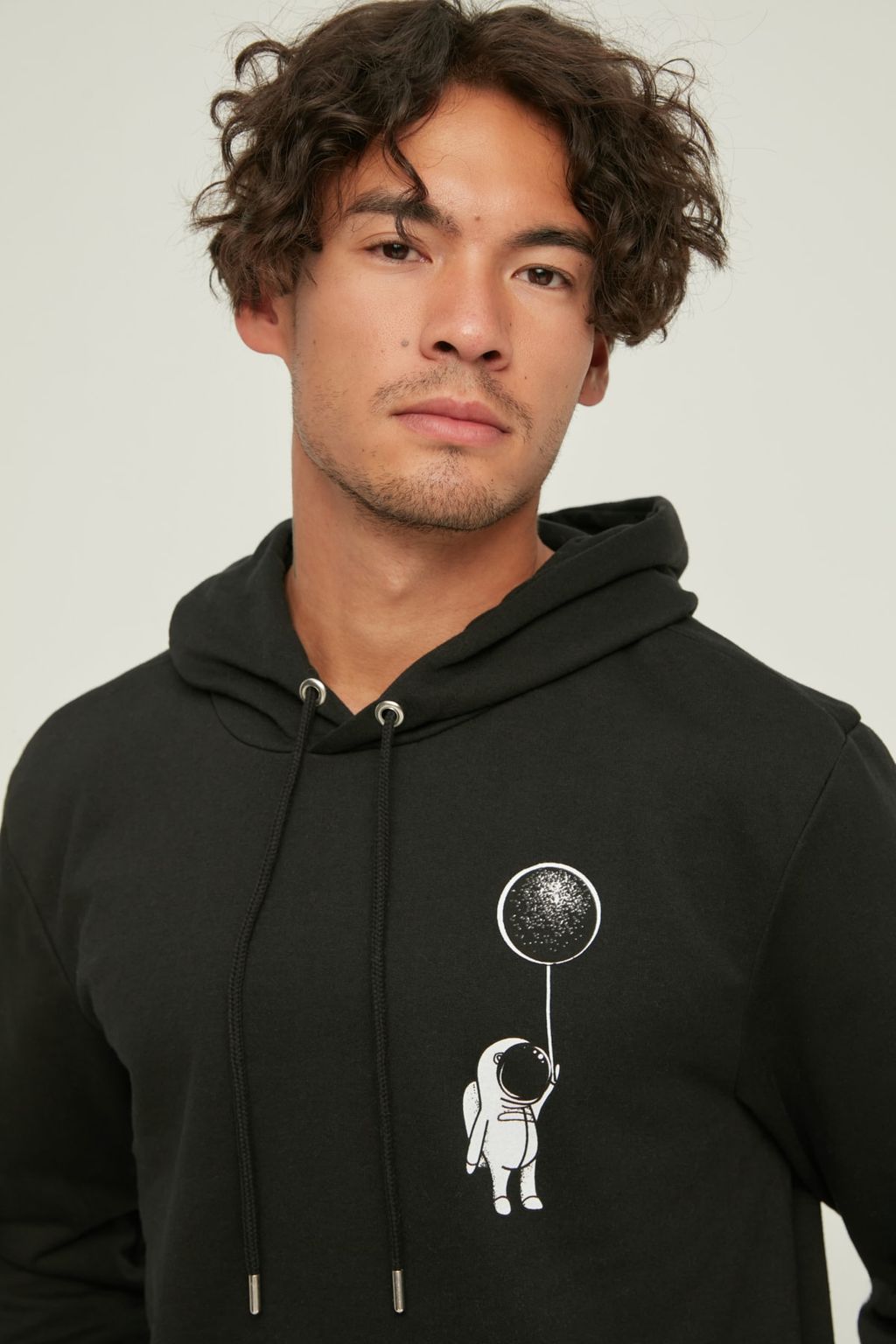 TRENDYOL MAN Siyah Regular/Normal Kesim Kapusonlu Uzay Bask?l? Sweatshirt TMNAW21SW0635 - Trendyolmilla фото 2