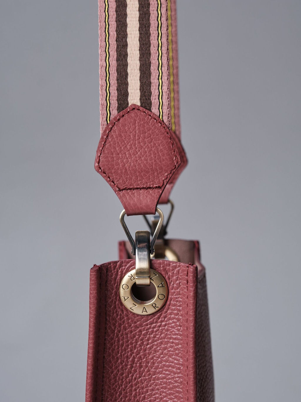 Сумка кожаная на плечо Azaro 30996 красная луна