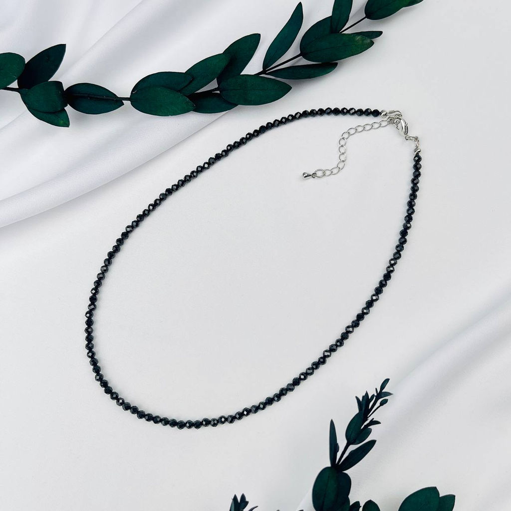 Бусы из черной Шпинели