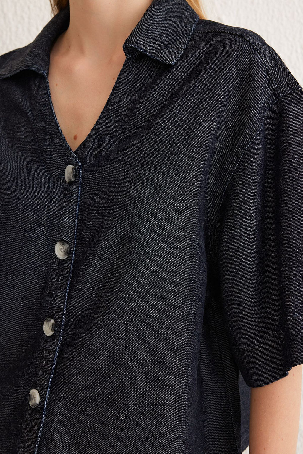 TRENDYOLMILLA Koyu Mavi %100 Tencel V Yaka Denim Gomlek TWOSS25GO00001  фото 4