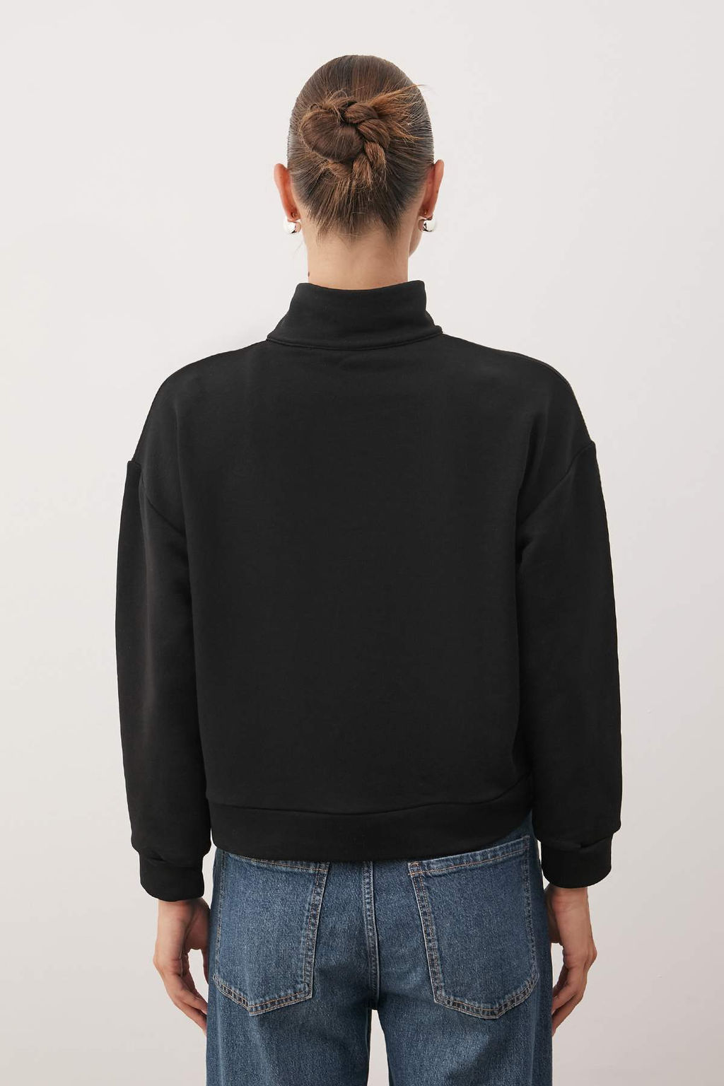 Siyah Dik Yaka Asimetrik Fermuar Detayl? Regular Orme Sweatshirt TWOAW26SW00232 - Trendyolmilla фото 4
