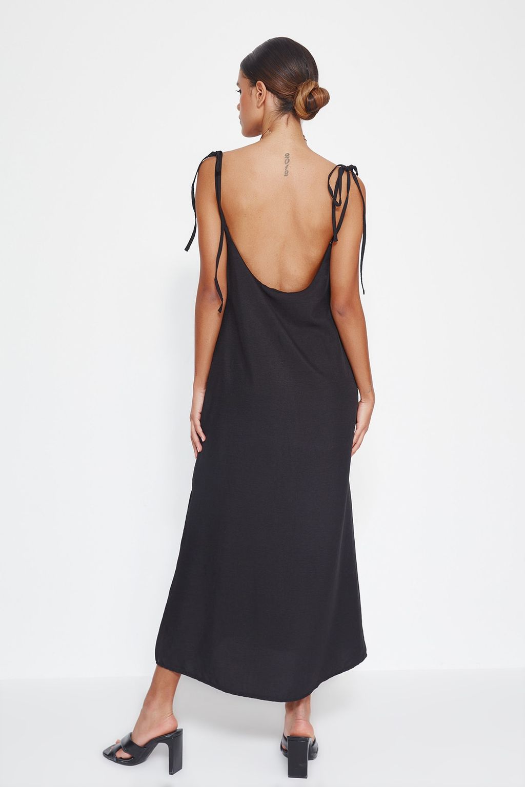 Siyah Duz Kesim Y?rtmacl? Ask?l? Midi Dokuma Elbise TWOSS23EL00413