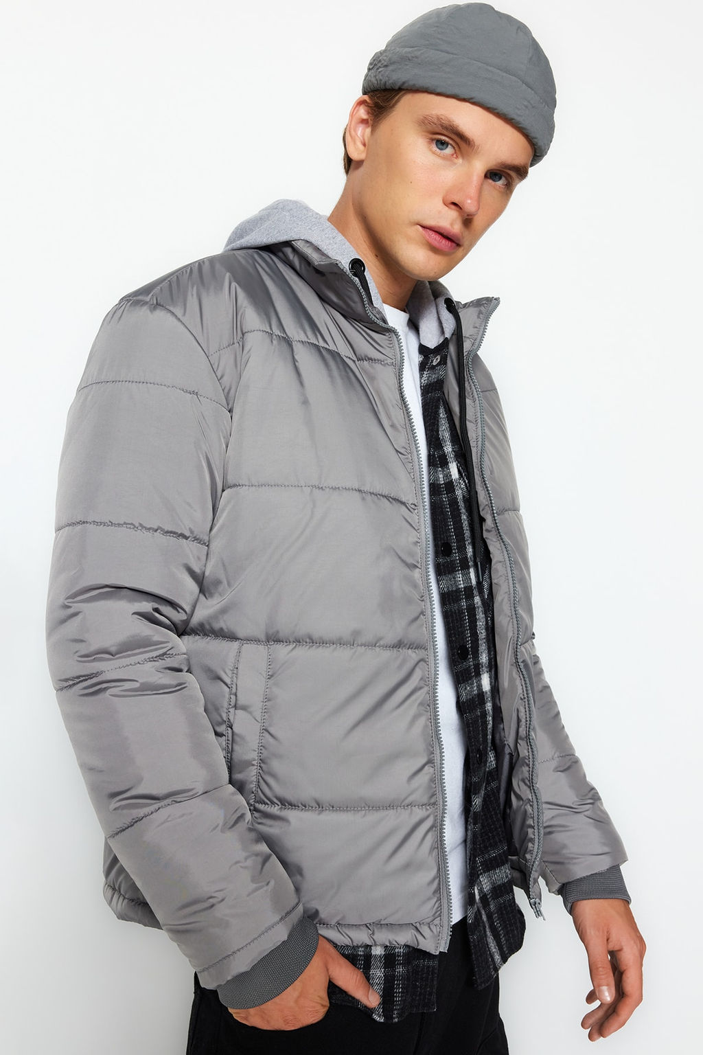 TRENDYOL MAN Gri Regular Fit Su ve Ruzgara Dayan?kl? Sisme K?sl?k Mont TMNAW23MO00097