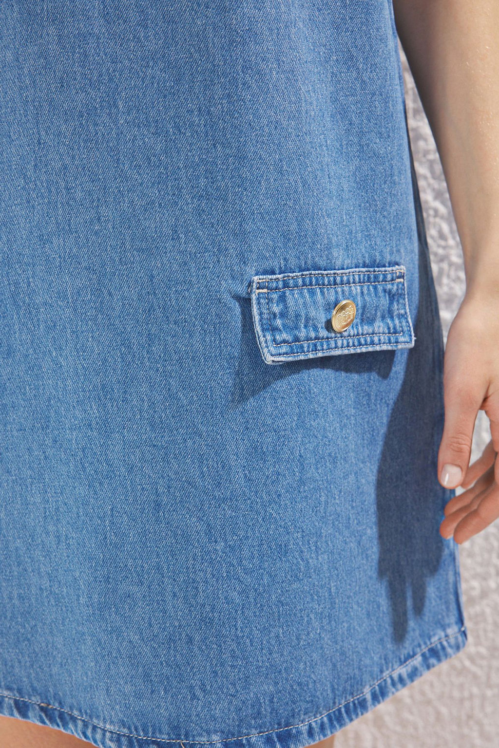 TRENDYOLMILLA Ac?k Mavi Cep Kapak Detayl? V Yaka Mini Denim Elbise TWOSS25EL00741 фото 3