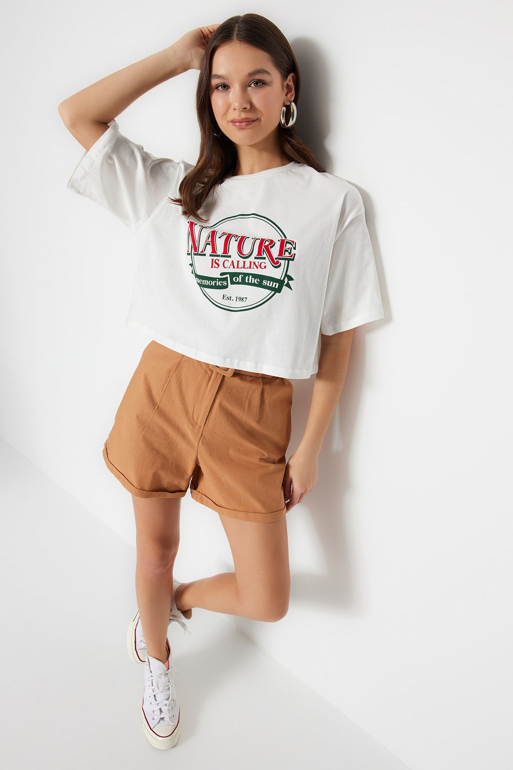 TRENDYOLMILLA Beyaz %100 Pamuk Bask?l? Relaxed/Genis Rahat Kesim Crop Bisiklet Yaka Orme T-Shirt TWOSS23TS00266  фото 2