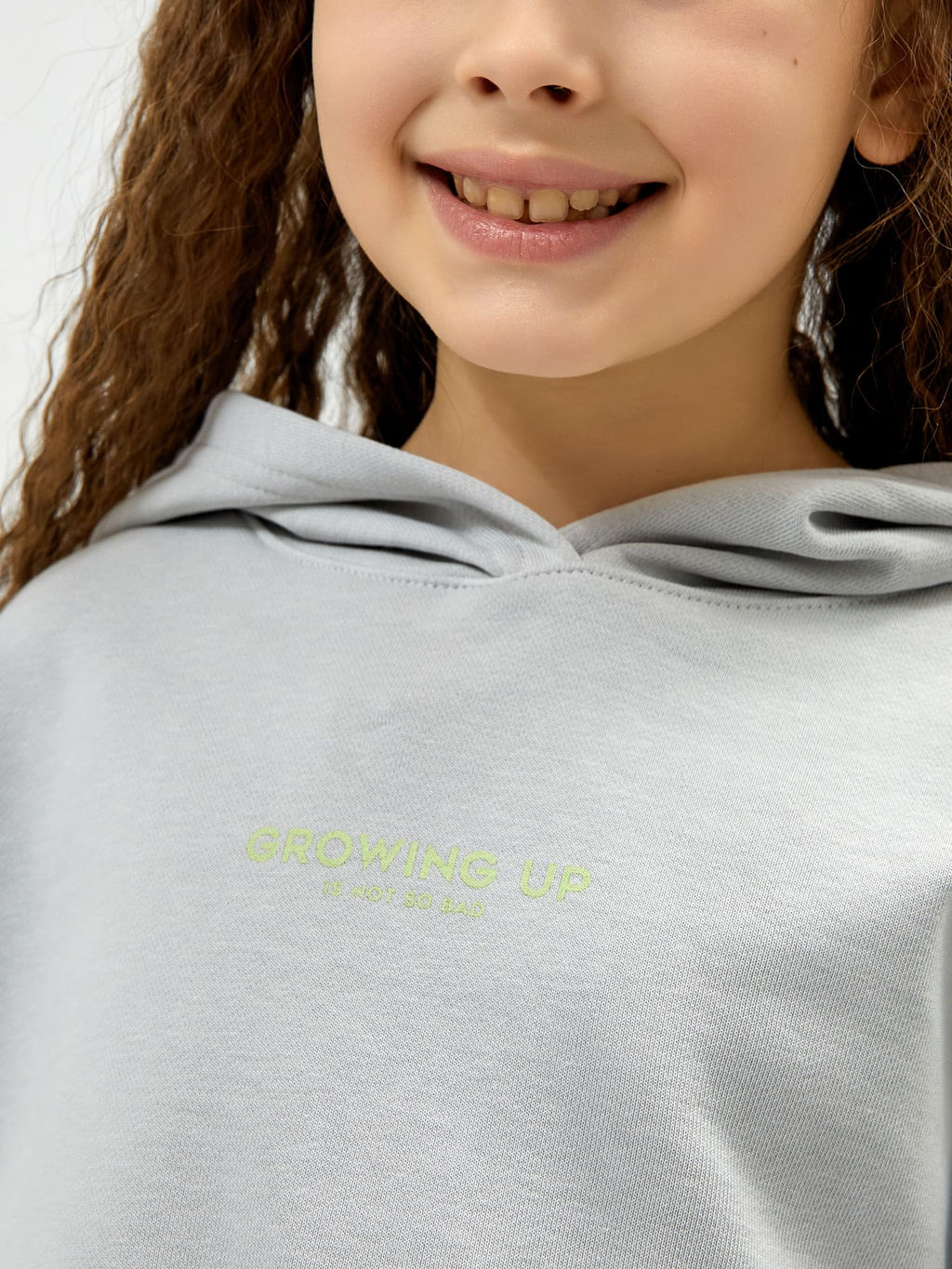 Худи для девочек укороченное в сером цвете с печатью - Mark formelle фото 4