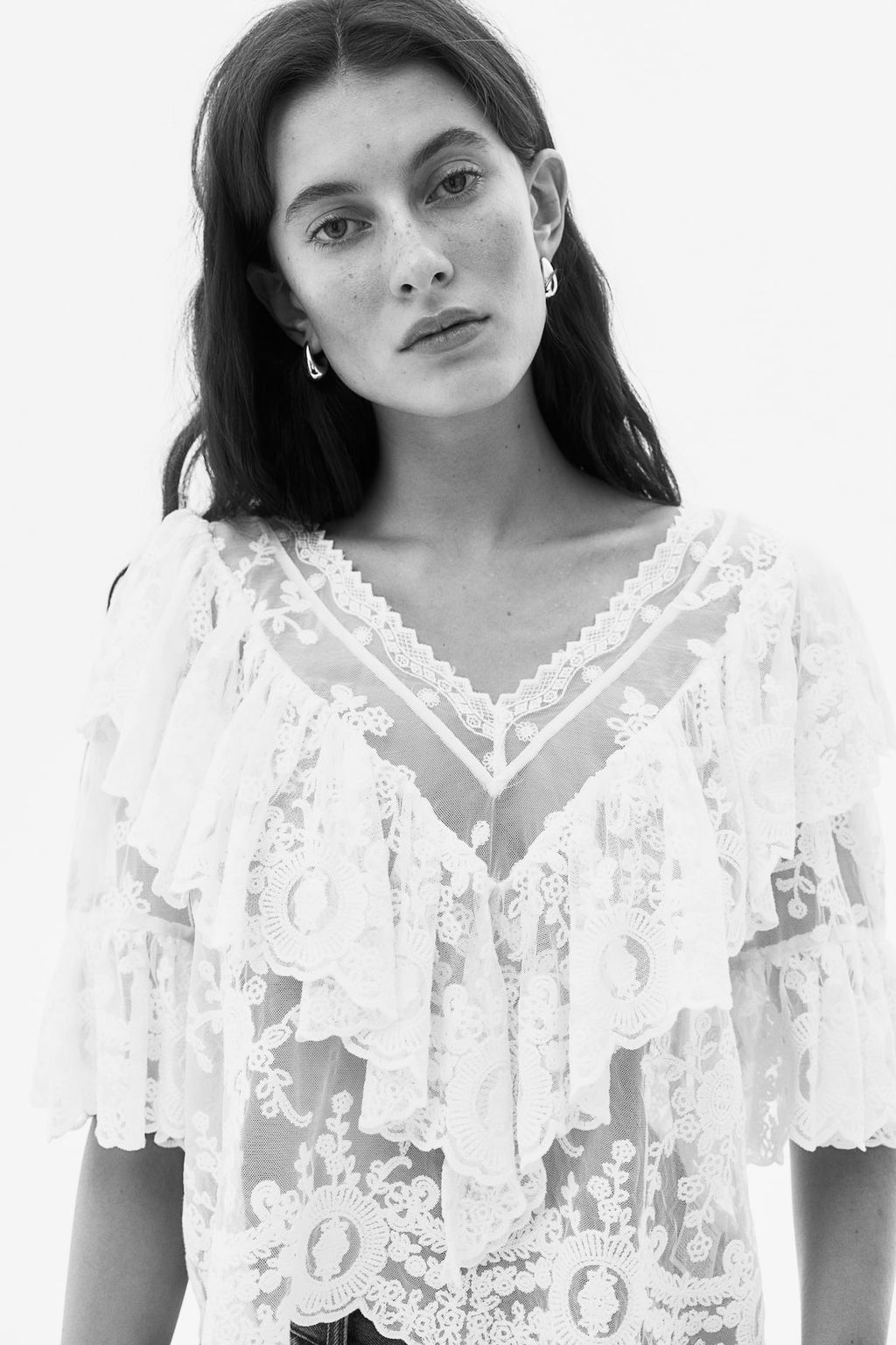 Blusa de volantes en encaje