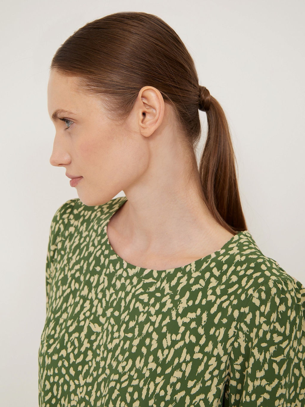 Платье Emka PL1430 приталенное из вискозы зеленое фото 3