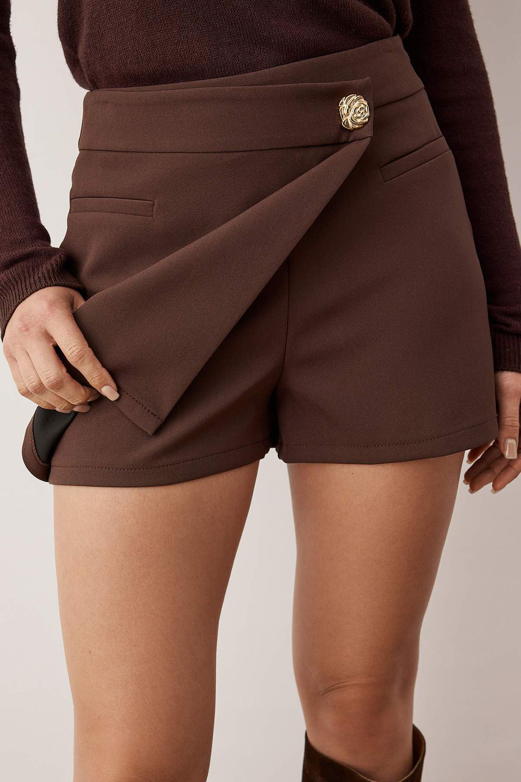 Koyu Kahverengi Dugme Detayl? Mini Sort Etek Sort & Bermuda TWOAW26SR00027