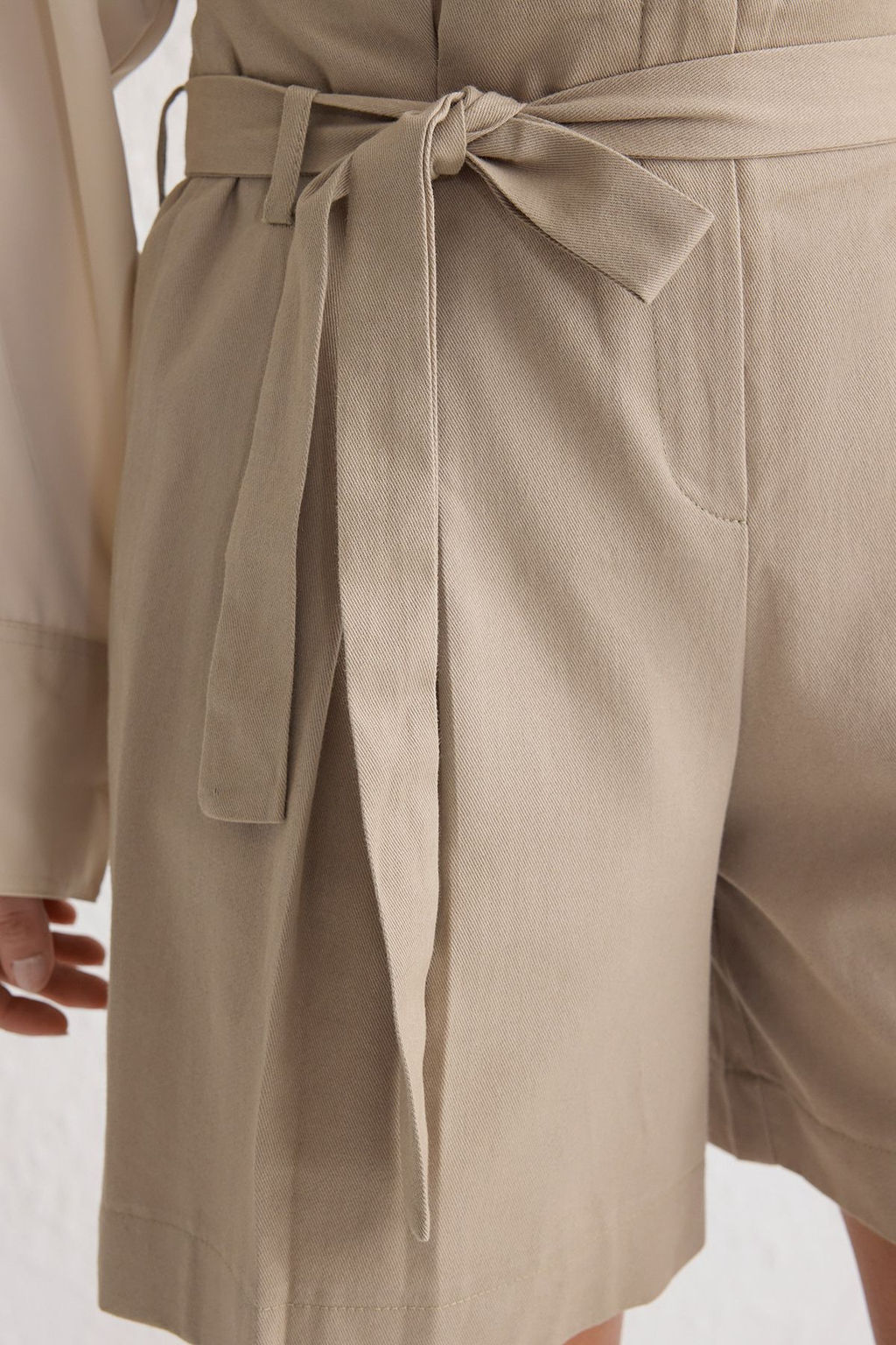 TRENDYOLMILLA Ac?k Haki Beli Kusakl? Regular Boy Sort Dokuma Sort TWOSS25SR00010 фото 6