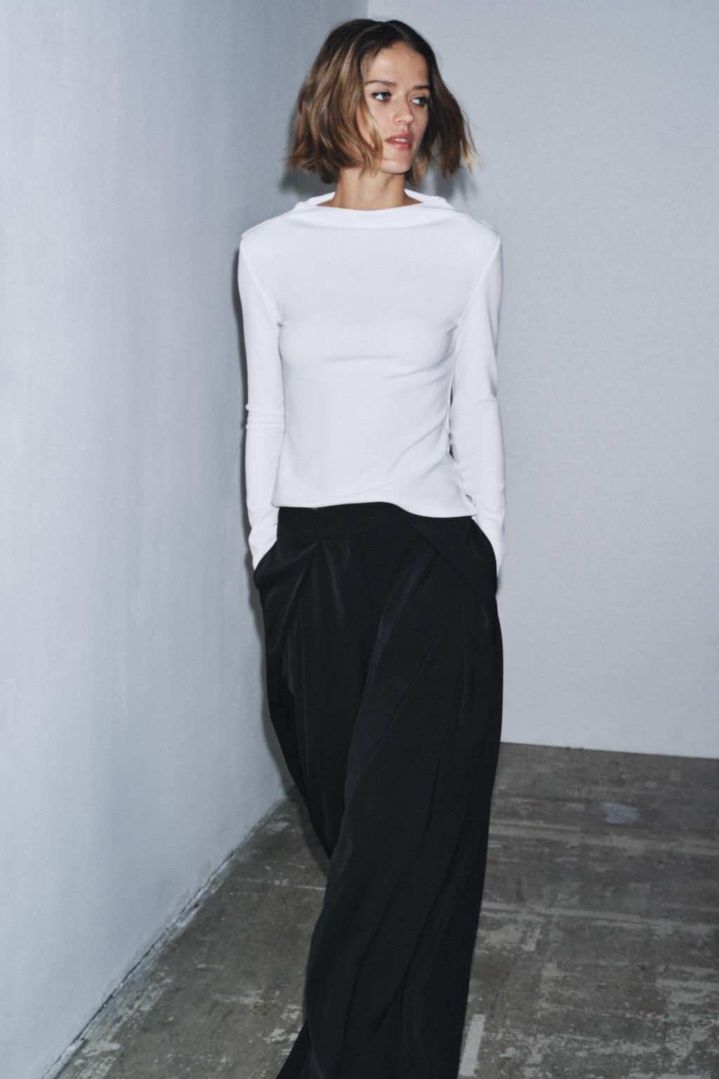 CREPE HIGH NECK T-SHIRT