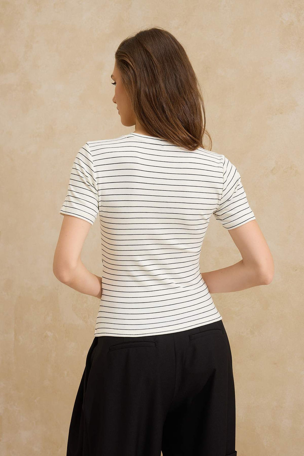 Ekru Cizgili Fitted/Vucuda Oturan K?sa Kollu Buzgulu Premium Yumusak Orme Bluz TWOSS26BZ00109