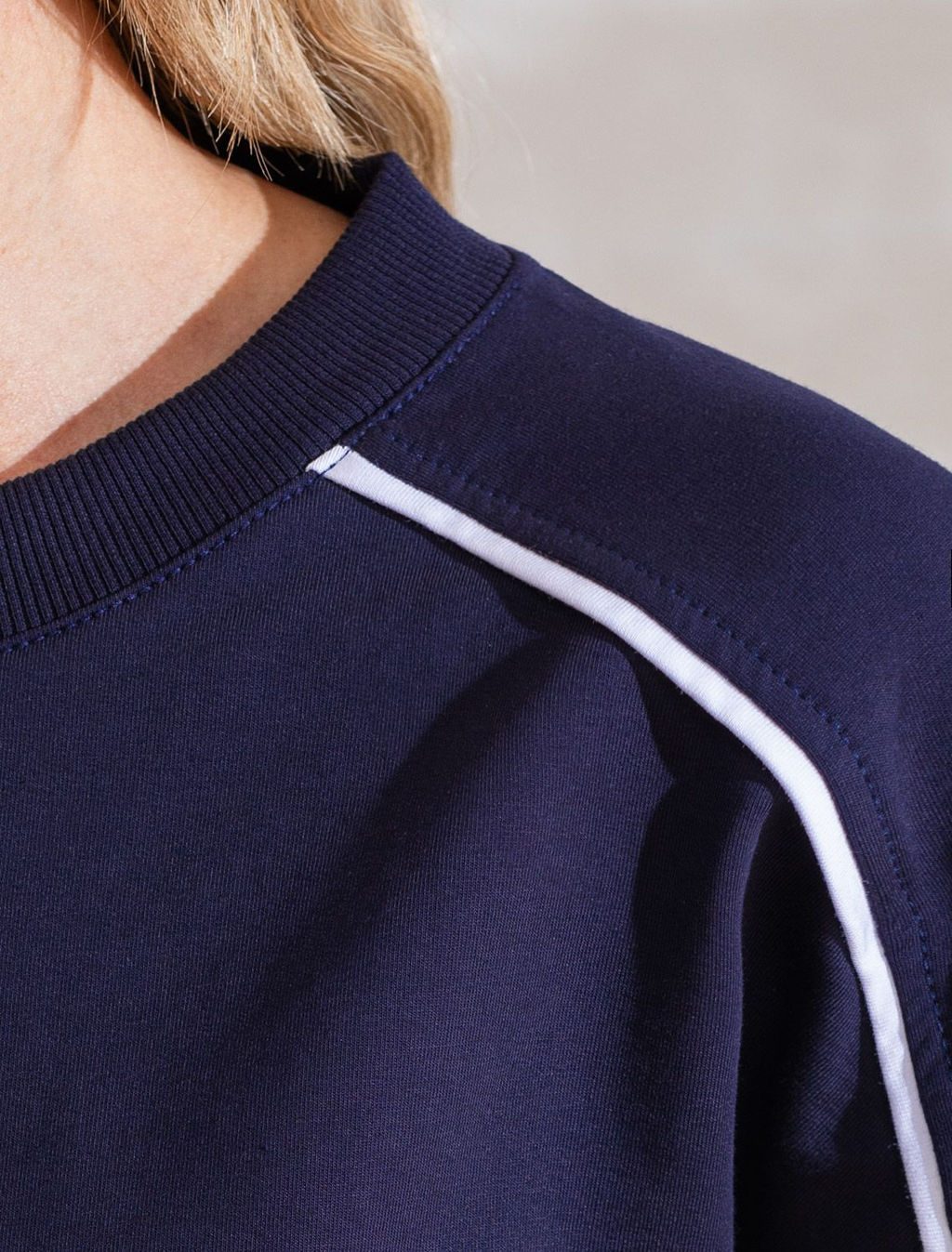 Свитшот с лампасами и разрезами из эластичного футера двухнитки без начеса - Vilatte фото 2