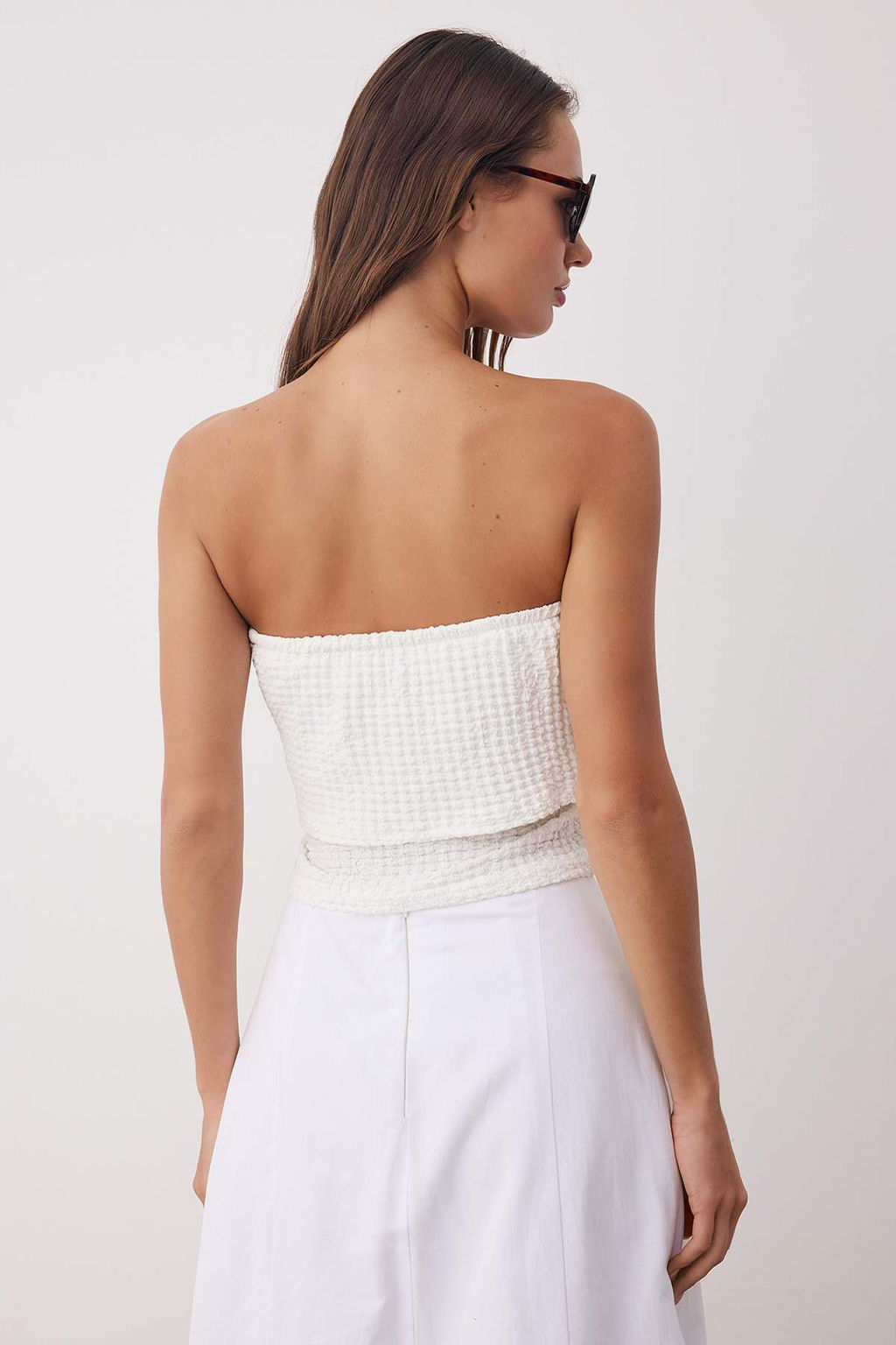 Beyaz Dokulu Karmen Yaka Vucuda Oturan Crop Esnek Orme Bluz TWOSS25BZ00602
