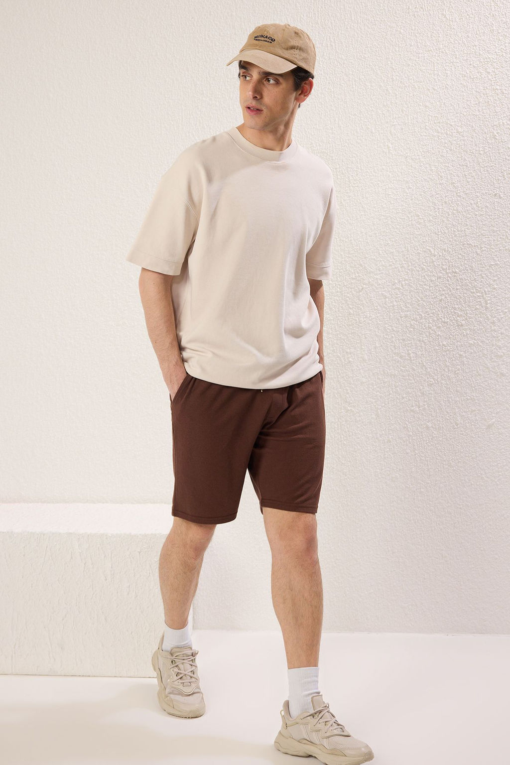 TRENDYOL MAN Kahverengi Regular/Normal Kesim Basic Sort & Bermuda TMNSS20SR0169