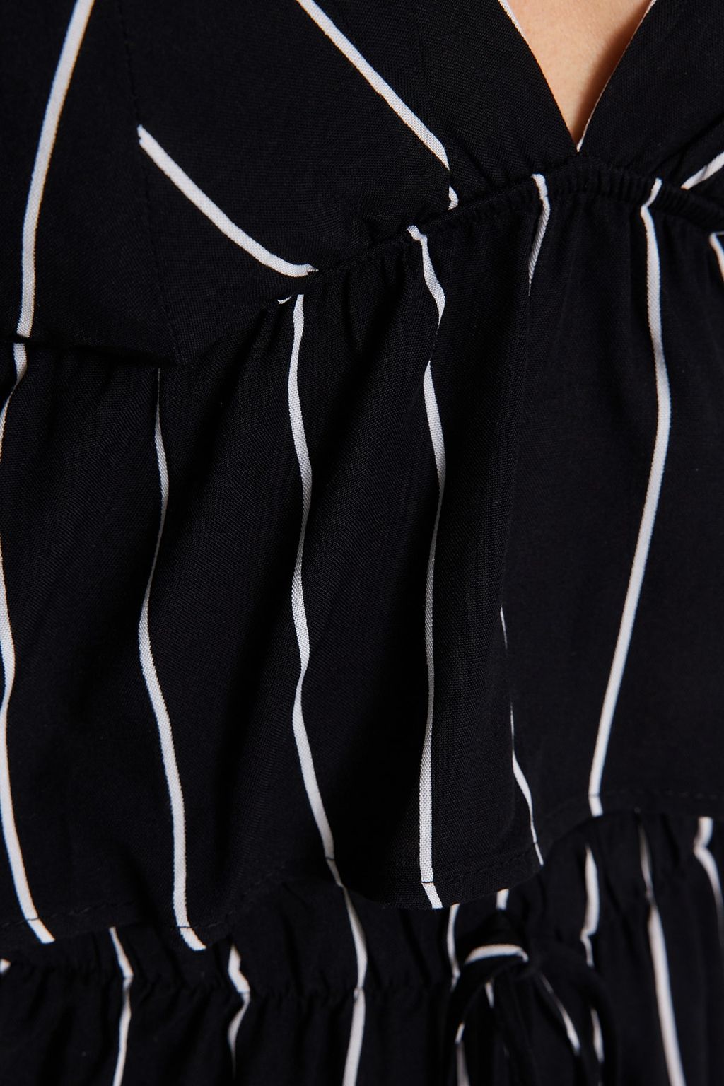 Siyah Cizgili S?rt Baglama Detayl? Ip Ask?l? Viskon Sortlu Dokuma Pijama Tak?m? THMSS23PT00053 - Trendyolmilla фото 4