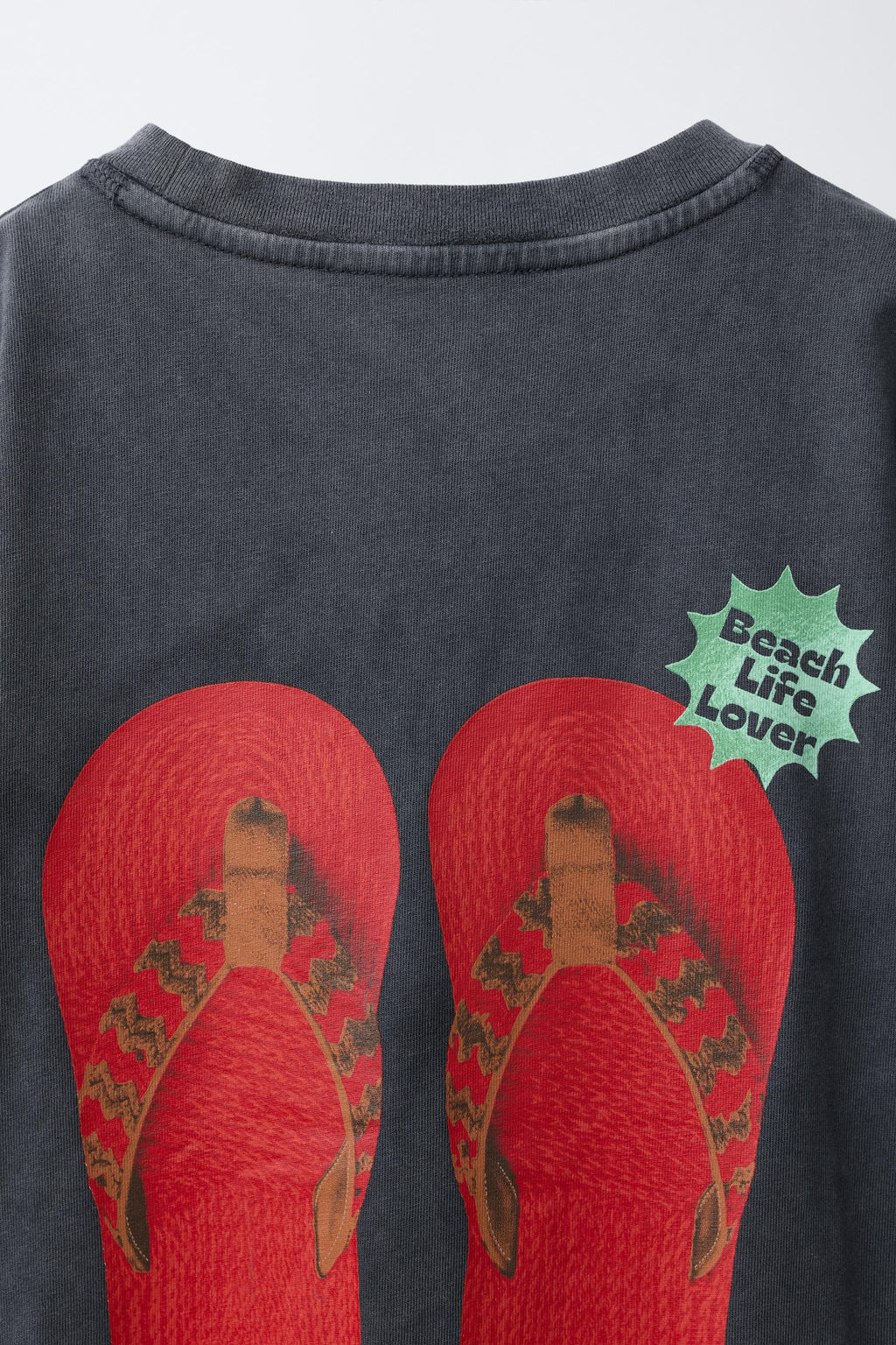 CAMISETA ESTAMPADA CHANCLAS / Gris oscuro