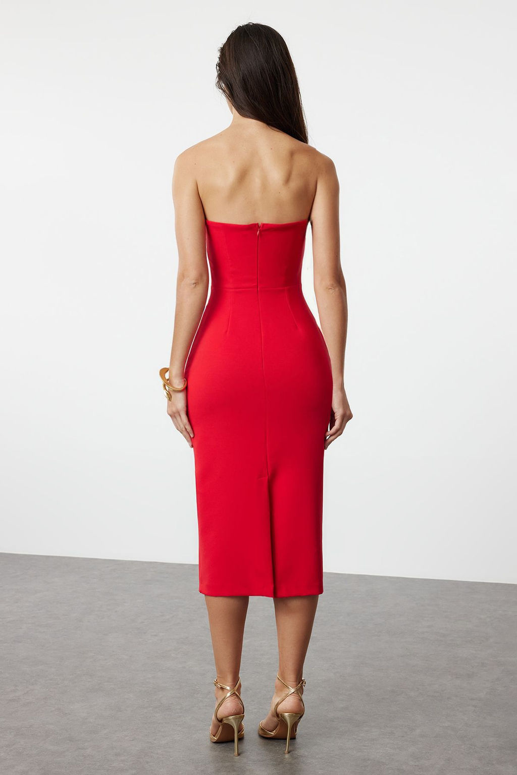 K?rm?z? Asimetrik Yaka Detayl? Dokuma S?k Abiye Elbise TPRSS24EL00223 - Trendyolmilla фото 5