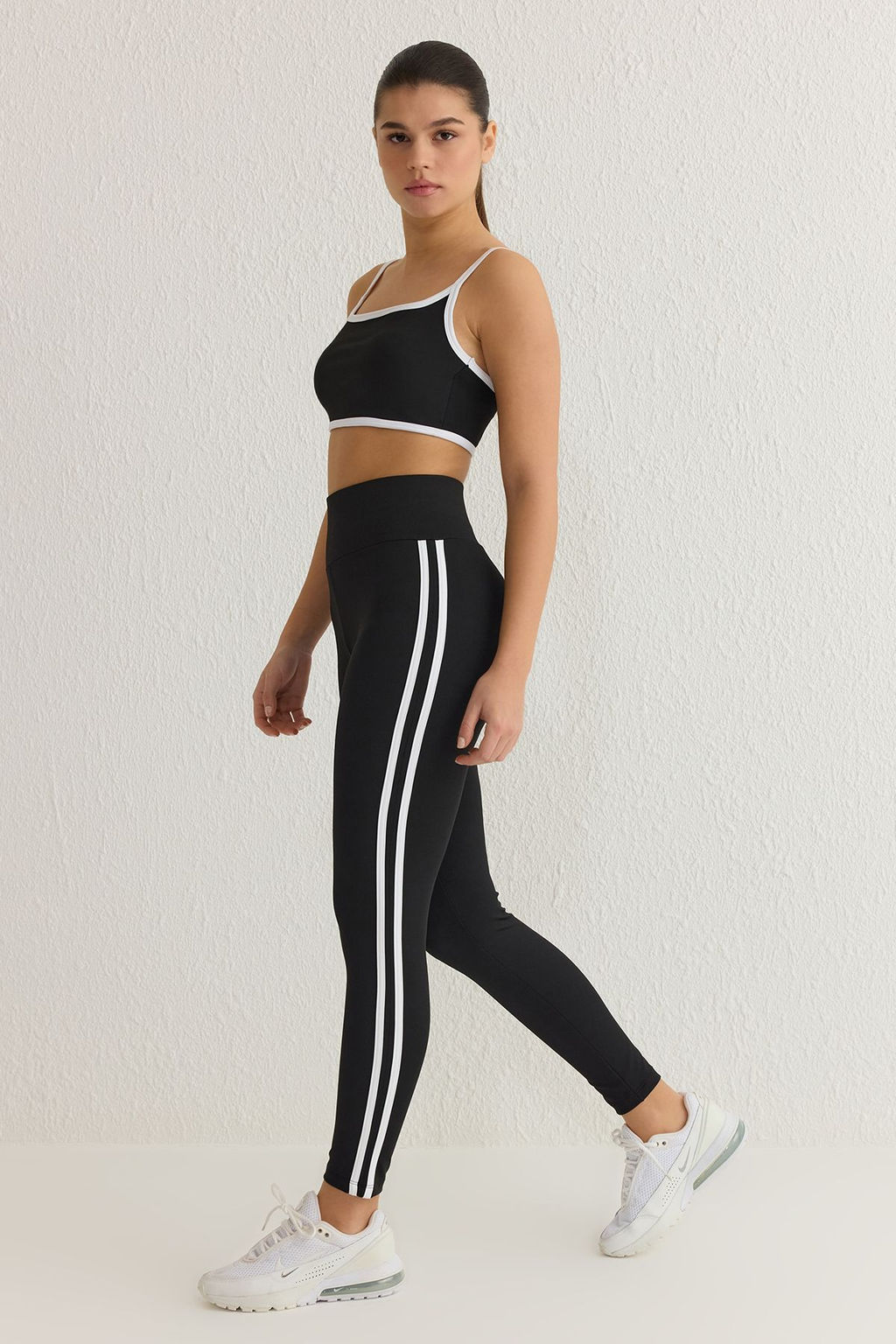 TRENDYOLMILLA Siyah Serit Detayl? Tam Boy Orme Spor Tayt THMSS25TY00005