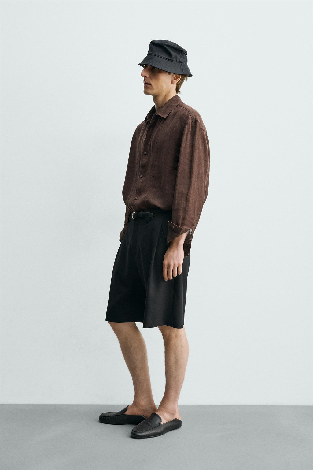 BERMUDA RELAXED FIT PLIEGUES LATERALES / Negro - Zara фото 4
