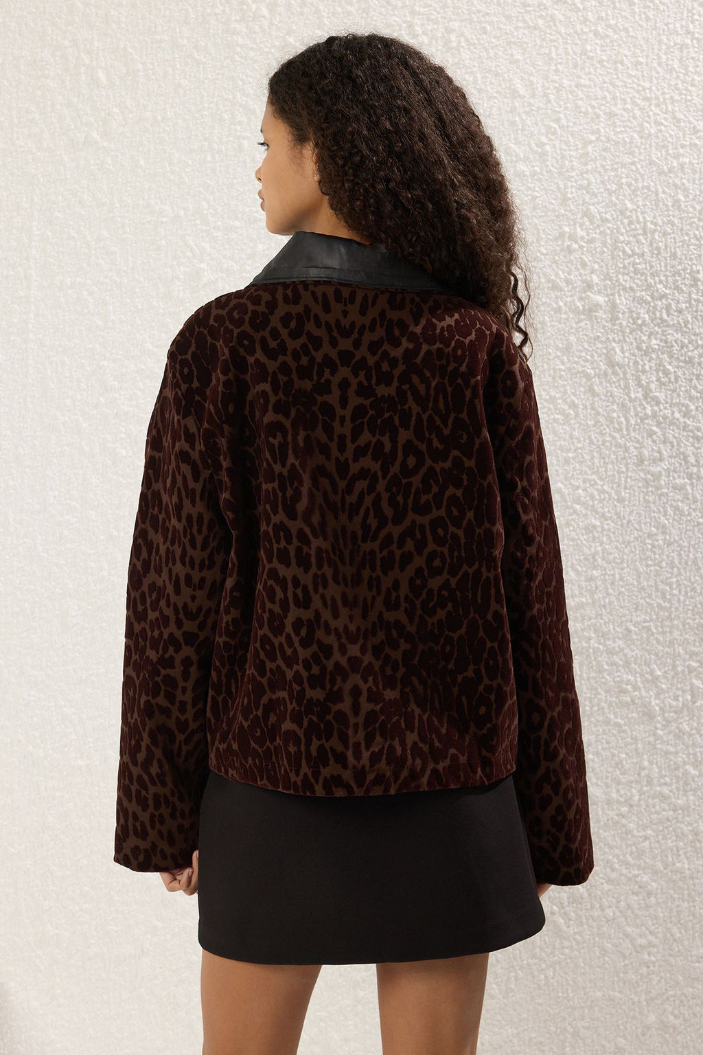 TRENDYOLMILLA Kahverengi Regular Leopar Desenli Ince Ceket Mont TWOSS25MO00023  фото 4