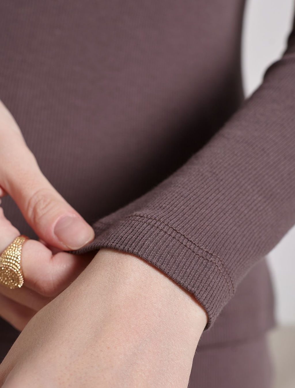 Лонгслив облегающий из фактурного трикотажа в рубчик с круглым вырезом на пуговицах - Vilatte фото 4