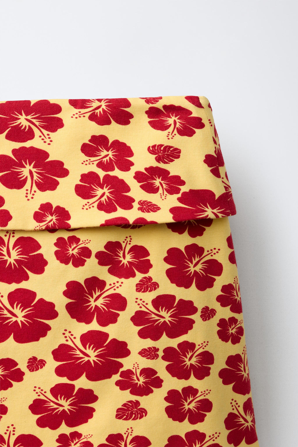 FALDA BERMUDA ESTAMPADA HIBISCUS / CRUDO