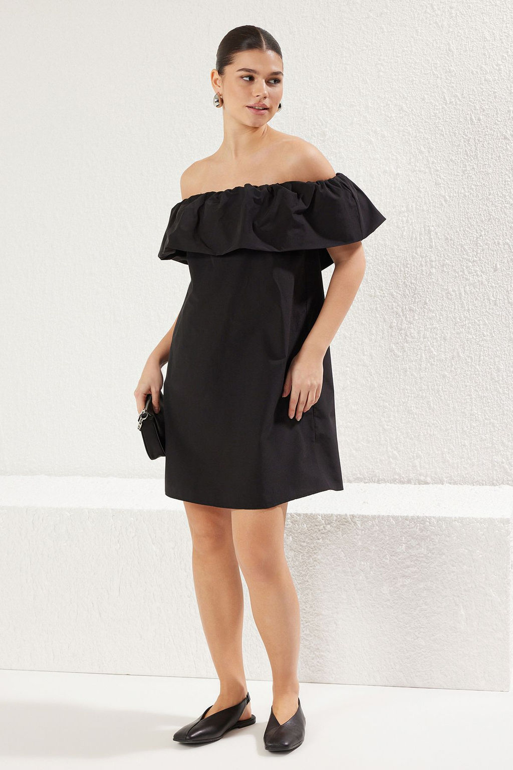 TRENDYOLMILLA Siyah Genis Kesim Poplin Carmen Yaka Lastik Detayl? Mini Dokuma Elbise TWOSS25EL00182