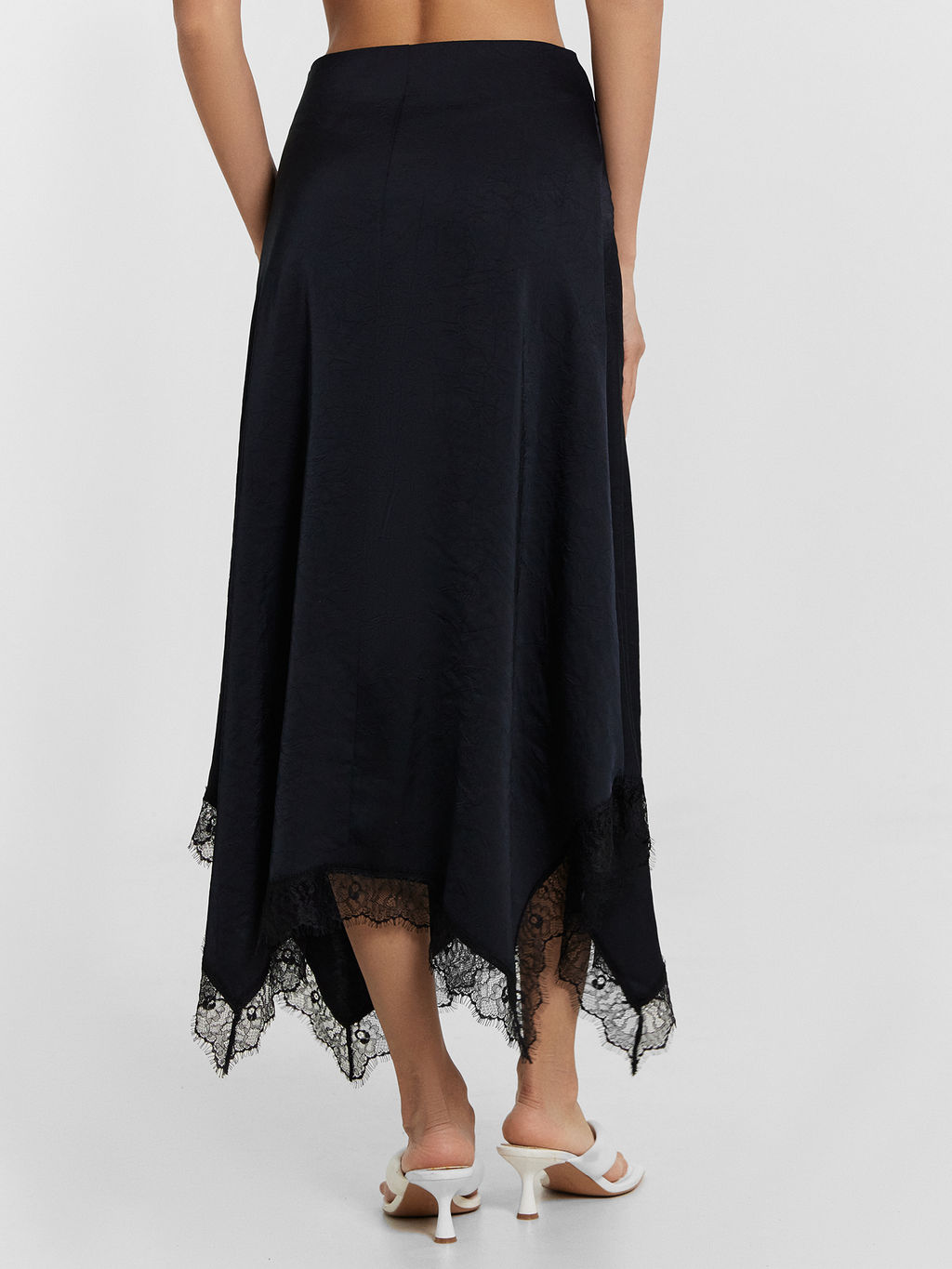 Юбка Mark Formelle x Ольга Бузова черная с кружевными деталями