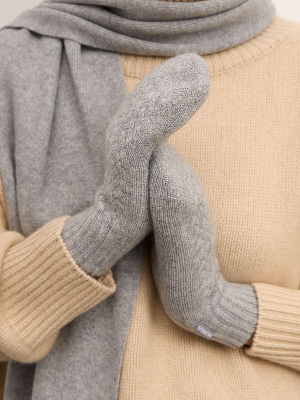 Варежки из кашемира 30109 серо-голубые