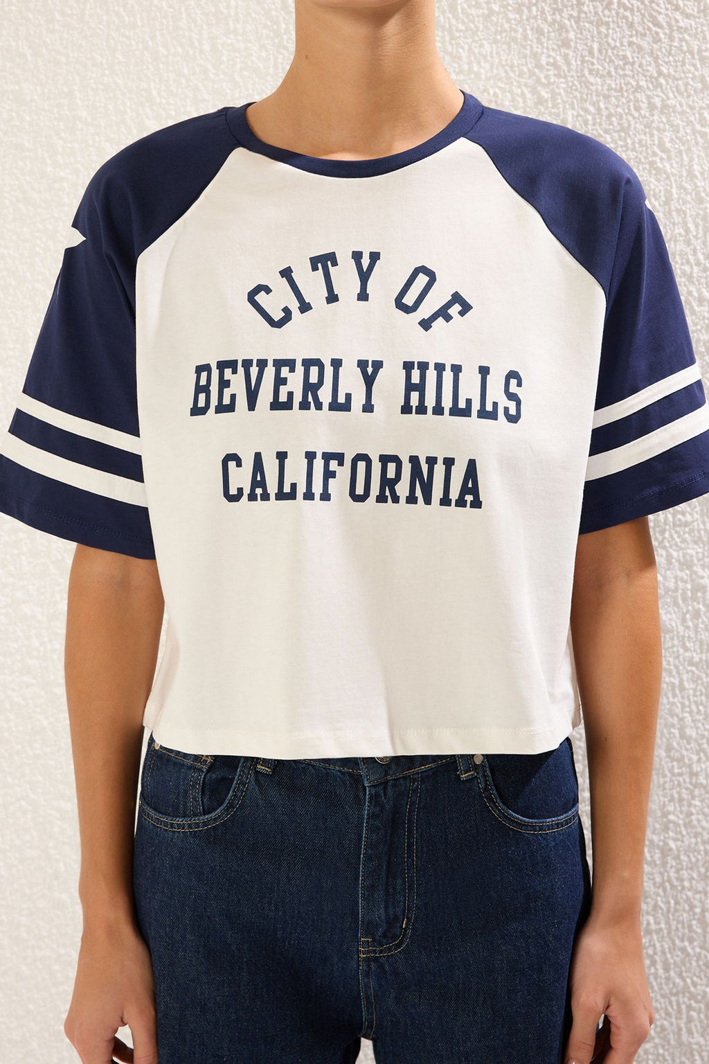 TRENDYOLMILLA Ekru %100 Pamuk Renk Bloklu Slogan Bask?l? Relaxed Crop Orme T-Shirt TWOSS25TS00067 фото 3