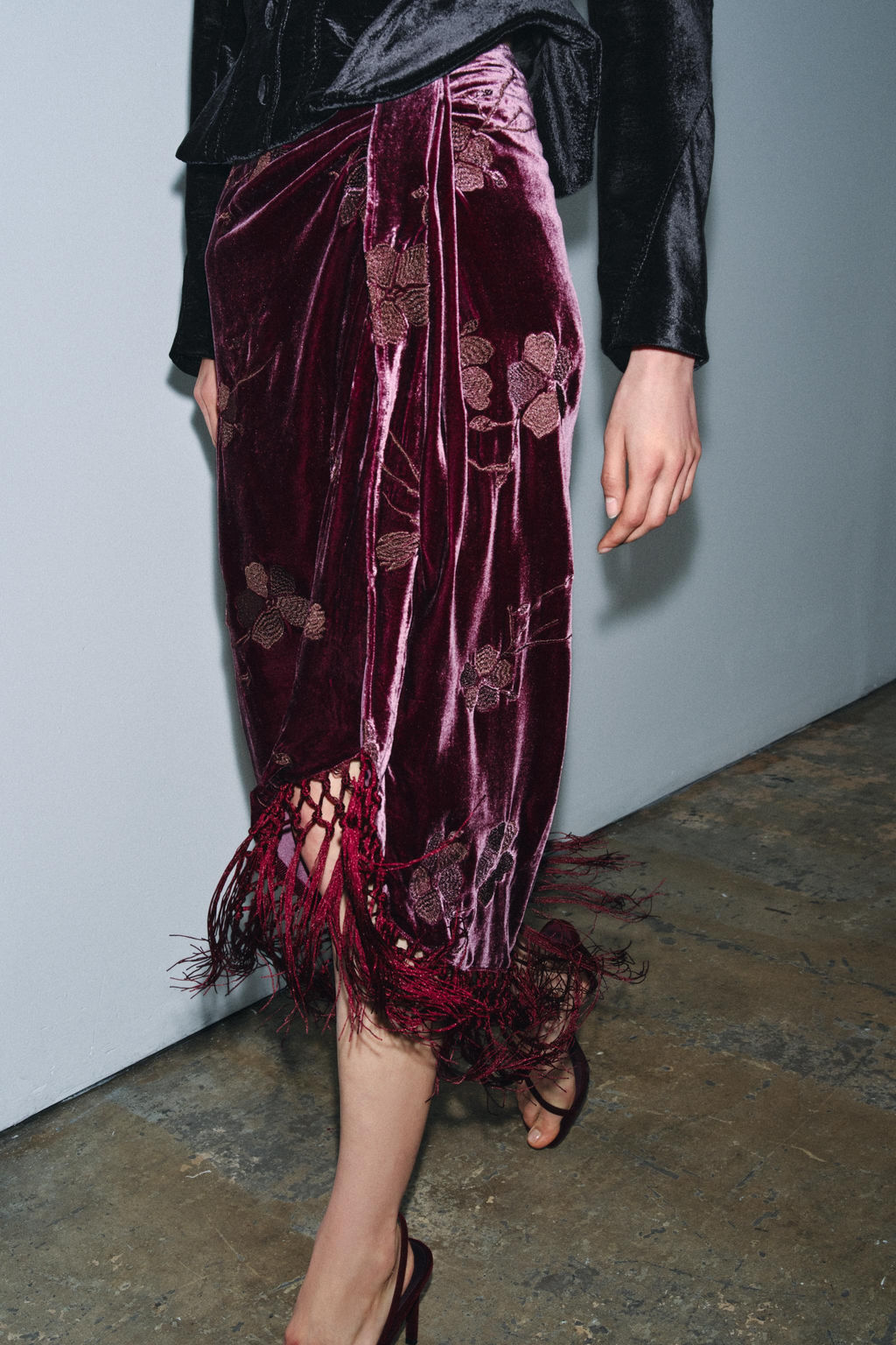 MID-WAIST VELVET SARONG SKIRT WITH FLOES EMBROIDERY - Zara фото 2