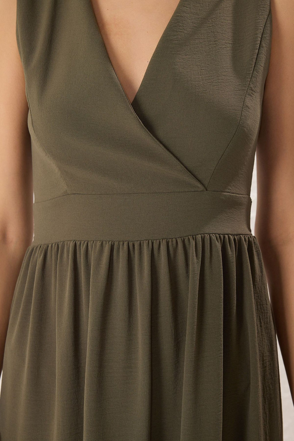 Haki Duz Etegi Belden Ac?lan Kruvaze Midi Dokuma Elbise TWOSS25EL00201 - Trendyolmilla фото 3