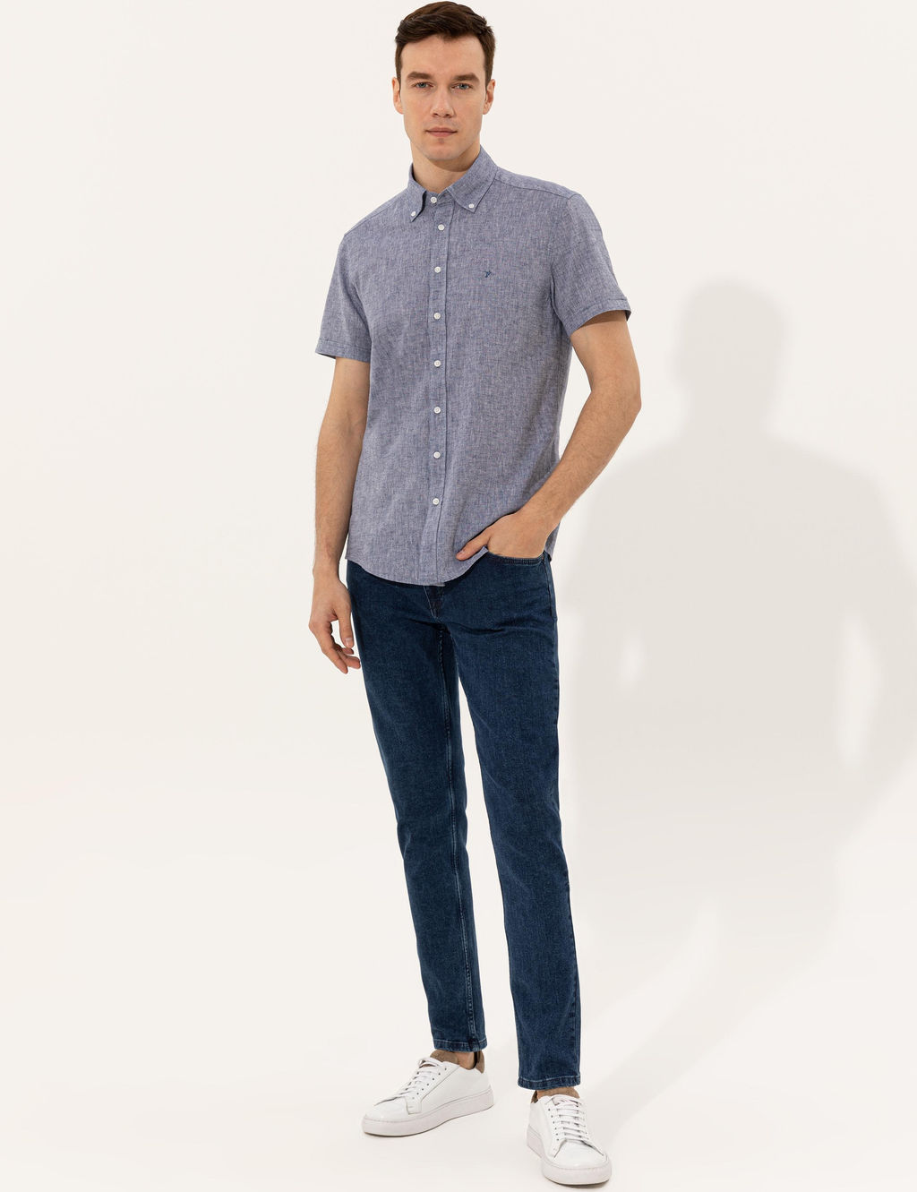 Рубашка приталенного кроя из смесового льна цвета индиго с короткими рукавами - Cacharel фото 4
