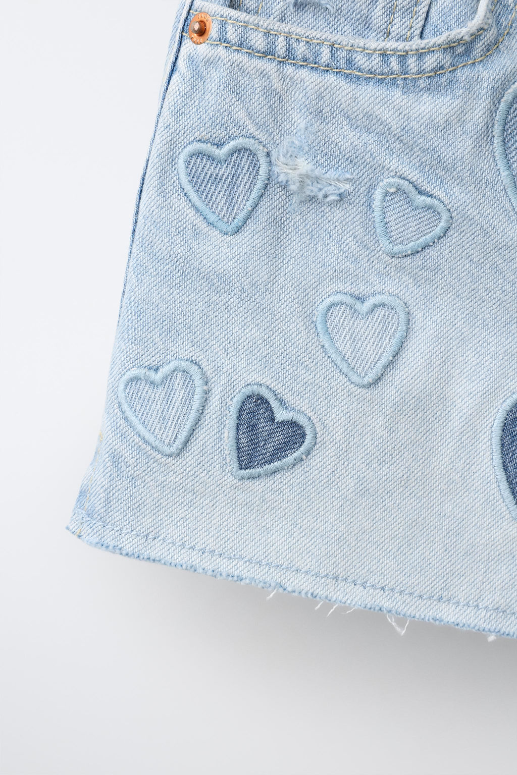 BERMUDA DENIM PARCHES CORAZONES / Azul claro