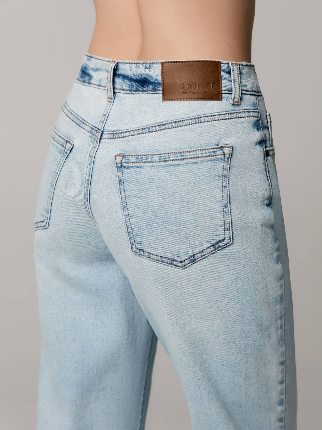 CONTE CON-583 Джинсы mom оксидной варки с необработанным краем light blue